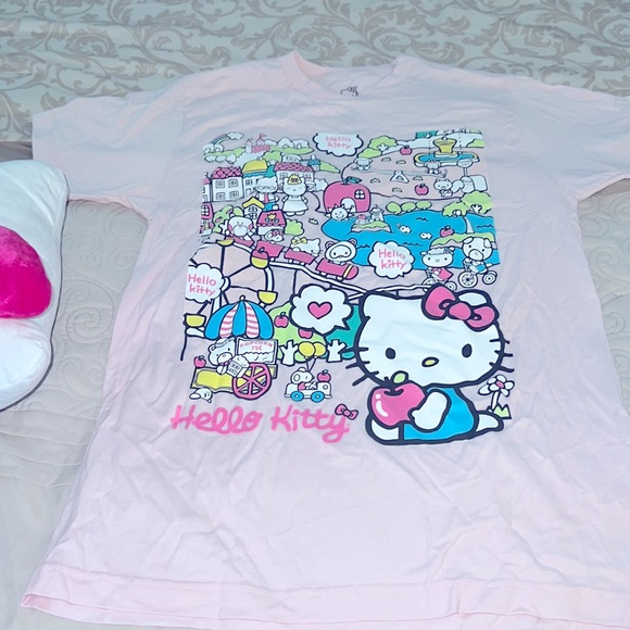 Hello Kitty T-Shirt - Picture 2 of 11